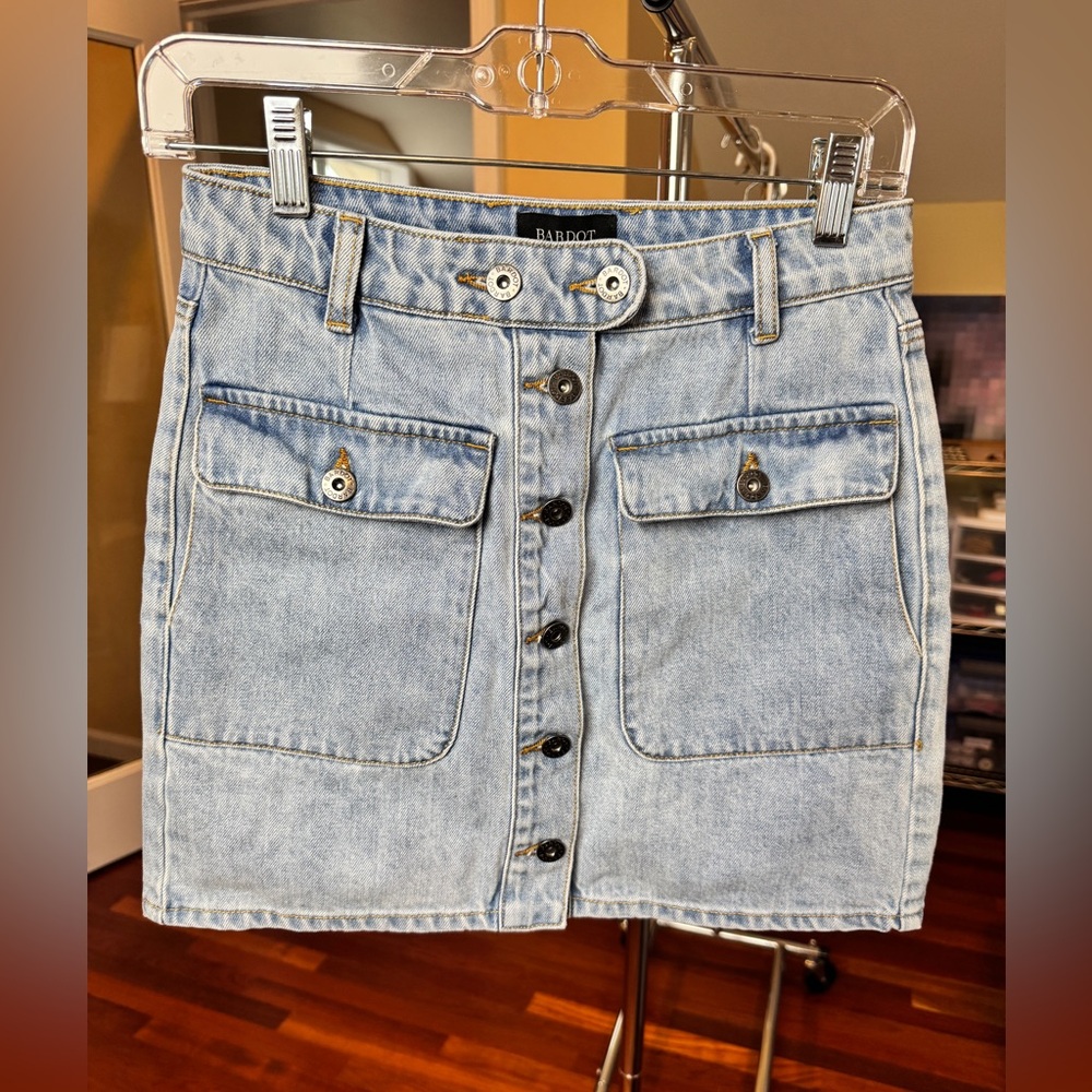 Denim Button Front Mini Skirt Woman’s Size 8 Front Pockets Classic Jean